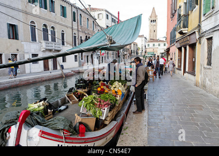 Italien, Venetien, Venedig, Weltkulturerbe der UNESCO, Dorsoduro Viertel, Gemüsehändler auf einem Boot Stockfoto