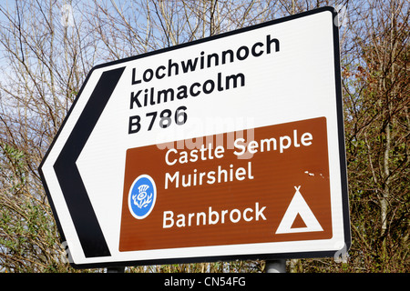 Richtung zu unterzeichnen, in dem Dorf Lochwinnoch, Schottland, UK Stockfoto