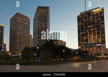 Die Innenstadt von Miami gesehen vom Bayfront Park an der Dämmerung, Florida, USA Stockfoto