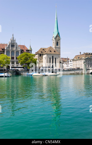 Vertikale Weitwinkel der Fraumünster-Kirche oder Kloster mit seiner prominenten Turm im Zentrum von Zürich an einem sonnigen Tag. Stockfoto