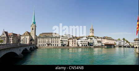 Horizontalen Panorama der Fraumünster-Kirche oder Kloster mit seiner prominenten Turm entlang der Limmat in Zürich an einem sonnigen Tag. Stockfoto