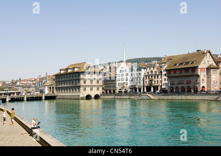 Horizontale Ansicht des Quartier Rathaus von Zürichs Altstadt mit Rathaus, Haus Zum Haue und im Haus Zum Rüden an einem sonnigen Tag. Stockfoto