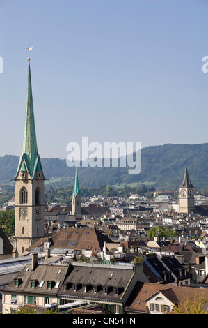 Vertikale Ansicht über Zürichs Skyline mit Predigerkirche, Fraumünster-Kirche und St. Peter Kirche Türme prominent an sonnigen Tag. Stockfoto