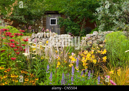 Horizontale Sicht auf eine traditionelle Tierwelt-freundliche Country Cottage-Garten mit Pflanzen in voller Blüte. Stockfoto