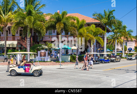 Golf-Carts in Boca Grande auf Gasparilla Island in Florida Stockfoto