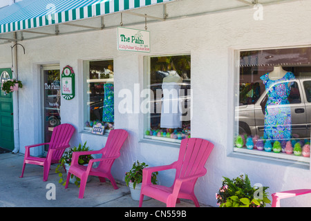Shop mit rosa Stühle in Boca Grande auf Gasparilla Island Florida Stockfoto