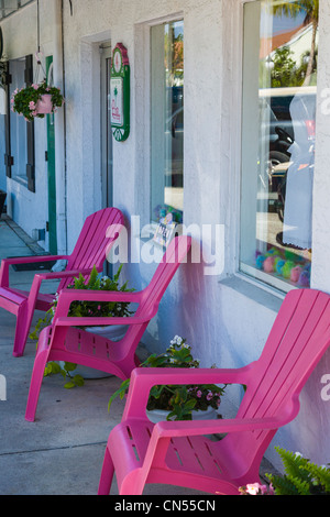 Shop mit rosa Stühle in Boca Grande auf Gasparilla Island Florida Stockfoto