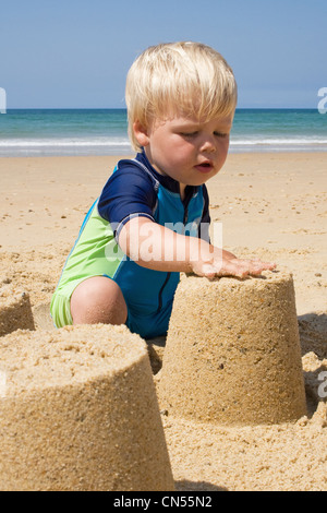 Kleiner Junge spielt im Europäischen Sommerurlaub am Strand Stockfoto