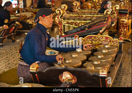 Indonesien, Java, Yogyakarta Region, Yogyakarta, Kraton, Palast des Sultans, Gamelan-Spieler Stockfoto