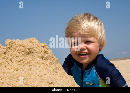 Kleiner Junge spielt im Europäischen Sommerurlaub am Strand Stockfoto