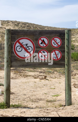 "Nein" melden Sie an einem Strand - kein Fahrrad, kein Campingplatz, kein Feuer, kein Müll, keine Pferde, Autos oder Motorräder Stockfoto