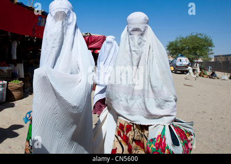 Afghanistan, Faryab Provinz, Andkhoi, Frauen das Tragen von Burkas Einkaufen auf dem Markt Stockfoto