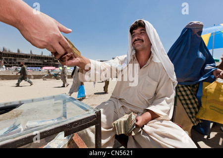 Afghanistan, Kabul, Chahari Sadarat, Männer ändern Währungen auf einem Markt Stockfoto
