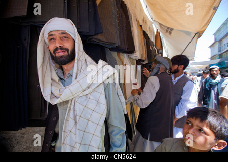 Afghanistan, Kabul, Chahari Sadarat, Kleidung, Verkäufer Stockfoto