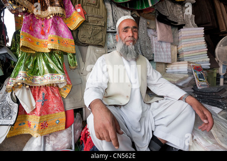 Afghanistan, Kabul, Chahari Sadarat, stolz Kleidung Verkäufer Stockfoto