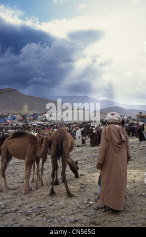 Szene in der zentralen Atlas, Marokko, der Kamelmarkt von Imilchil und die Strahlen der Sonne zwischen den Wolken. Stockfoto