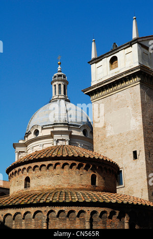 Italien, Lombardei, Mantua, Piazza Delle Erbe, die Rotonda di San Lorenzo, der Glockenturm und der Basilika di Sant' Andrea-Kuppel Stockfoto