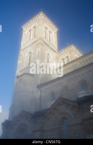 Frankreich, Isere, La Salette Fallavaux bell Turm von Notre Dame De La Salette Heiligtum im Nebel Stockfoto