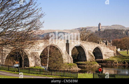 Historic Stirling Bridge mit dem national Wallace Monument in der Ferne, Schottland. Stockfoto