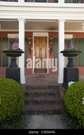 Architektonisches Detail eines Hauses mit Gaslampen in Memphis, Tennessee Stockfoto