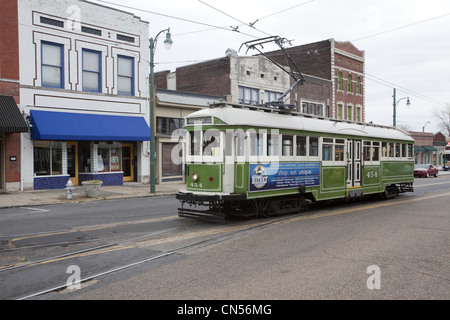 Grüne und weiße Riverfront Schleife Trolley Oldtimer in Memphis, Tennessee Stockfoto