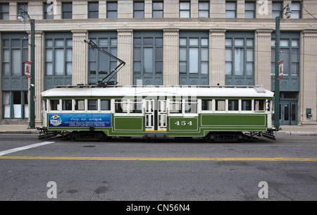 Grüne und weiße Riverfront Schleife Trolley Oldtimer parkten vor dem Amtrak-Bahnhof in Memphis, Tennessee Stockfoto