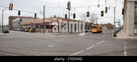 Straßenkreuzung zeigt das Arcade-Restaurant und einem Oldtimer Main Street Trolley in Memphis, Tennessee Stockfoto