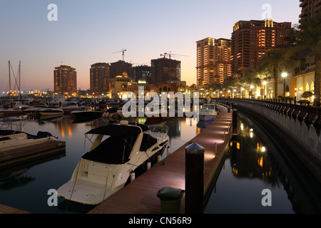 Porto Arabia in der Abenddämmerung. Die Perle in Doha, Katar Stockfoto