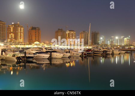 Porto Arabia in der Abenddämmerung. Die Perle in Doha, Katar Stockfoto