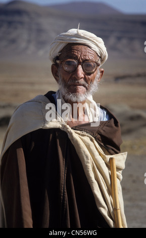 Porträt eines alten Berber Mannes im marokkanischen Atlasgebirge, Marokko Stockfoto