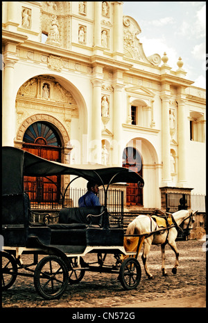 Antigua Guatemala Catedral de Santiago mit Pferdekutsche im Vordergrund. Stockfoto