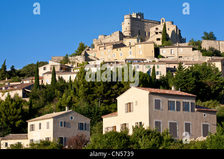 Frankreich, Vaucluse, Le Barroux mit seinem Schloss auf einem Kalkstein-Gipfel Stockfoto