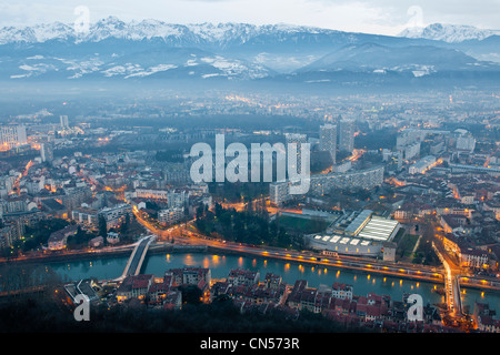 Frankreich, Isere, Grenoble, die Ufer des Flusses Isere und das Massiv des Belledonne im Hintergrund in der Abenddämmerung Stockfoto