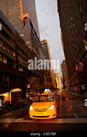 Vereinigte Staaten, New York, Manhattan, Taxi an der Ecke der 7th Avenue Stockfoto