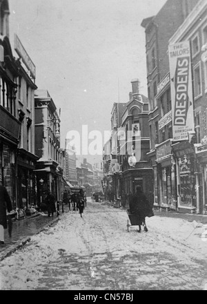 Winter-Straßenszene: Einkaufen in der Innenstadt: Dudley Street, Wolverhampton, Anfang des 20. Jahrhunderts Stockfoto