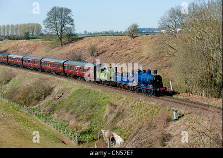 Ein Doppelköpfiger Zug, geführt von Caledonian Railway Company Lokomotive Nr. 828 auf den Severn Valley Railway an eardington in der Nähe von Bridgnorth, Shropshire, Großbritannien Stockfoto