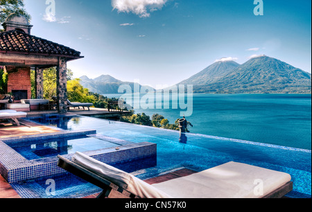 Blick auf Lake Atitlan und Atitlan und Toliman Vulkane aus der Villa Pool bei Casa Palopo. Stockfoto