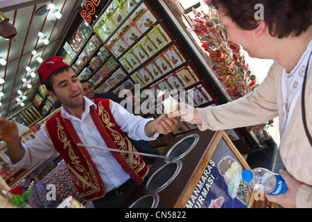 Türkei, Istanbul, Beyoglu, Taksim-Viertel, ein Eis-Anbieter in der Straße Istiklal Caddesi Stockfoto