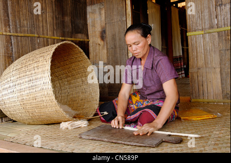 Laos, Sainyabuli Provinz, Hongsa, Frauen Vorbereitung auf Knäuel Baumwolle für den Webstuhl Stockfoto