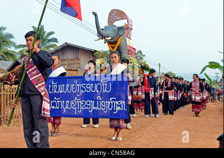 Laos, Sainyabuli Provinz, Hongsa, parade in traditioneller Tracht während einer Party in der Hauptstraße des Dorfes Stockfoto