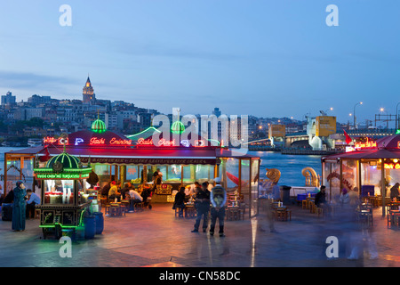 Türkei, Istanbul, Altstadt als Weltkulturerbe der UNESCO, Eminönü Bezirk aufgeführt Fischrestaurants auf Booten und die Stockfoto