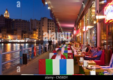 Türkei, Istanbul, Eminönü Bezirk Bar unter der Galata Brücke über die Meerenge des Goldenen Horns, Galata-Turm in der Stockfoto