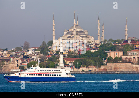 Türkei, Istanbul, eine Fähre über den Bosporus und die Sultanahmet-Moschee mit dem Sultan Ahmet Camii (blaue Moschee) Stockfoto
