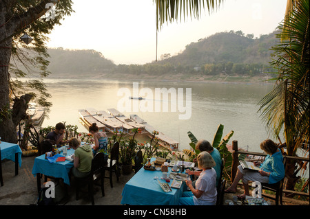 Laos, Luang Prabang Provinz Luang Prabang City, Restaurant mit Blick auf den Mekong-Fluss, Maler des Aquarells Stockfoto