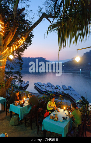 Laos, Luang Prabang Provinz Luang Prabang City, Restaurant mit Blick auf den Mekong-Fluss Stockfoto