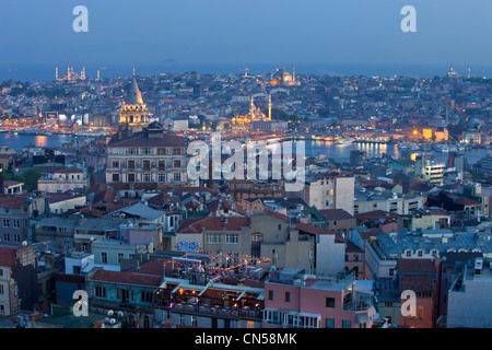 Türkei, Istanbul, Beyoglu Tünel Bezirk, Galata-Turm und Moschee Sultan Ahmet Camii (blaue Moschee) auf der linken Seite Stockfoto