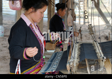 Laos, Sainyabuli Provinz, Hongsa, Frauen, arbeiten auf einem Webstuhl in einer traditionellen Werkstatt Stockfoto