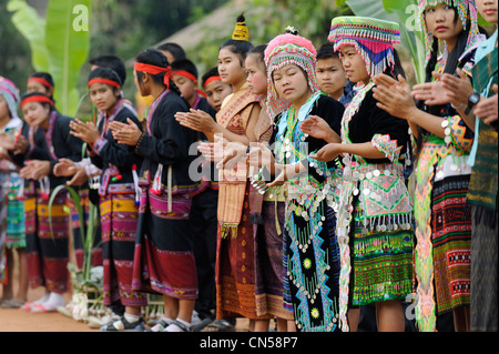 Laos, Sainyabuli Provinz, Hongsa, Reihe von Frauen in traditioneller Tracht im Rahmen einer Zeremonie Stockfoto