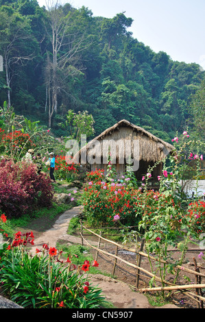 Traditionellen strohgedeckten Akha-Haus in Hügel Stämme Dorfmuseum und Gärten, in der Nähe von Chiang Mai, Provinz Chiang Mai, Thailand Stockfoto