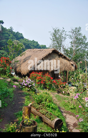 Traditionellen strohgedeckten Akha-Haus in Hügel Stämme Dorfmuseum und Gärten, in der Nähe von Chiang Mai, Provinz Chiang Mai, Thailand Stockfoto